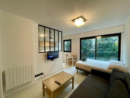16th Arrondissement Apartment | Studio Tour Eiffel La Muette