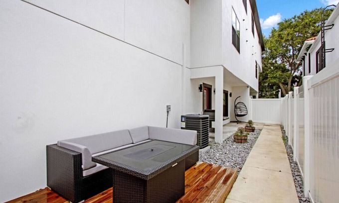 Courier City - Oscawana Apartment | Studio w/Patio & Grill by Soho Bars/Restaurants