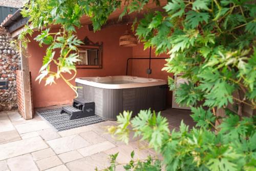 Cromer Apartment | Studio with HotTub-Garden-PetsOK-Parking