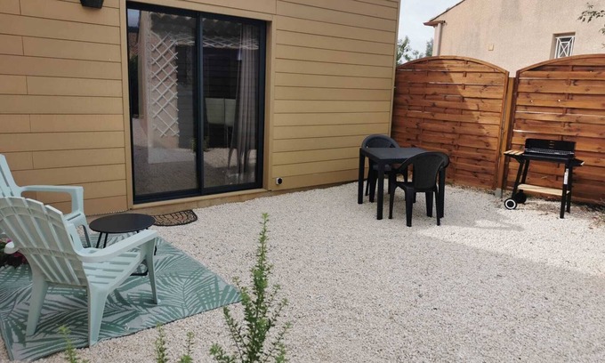 Saint-Jean-de-Fos Apartment | Studio with private outdoor space in a quiet location near the river
