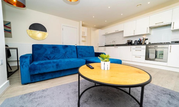Reading Apartment | Stunning 2 bedroom Flat near Green park and Stadium