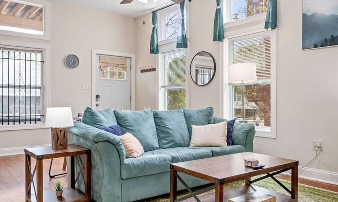 Shadyside Apartment | Stunning 2 BR King Bed Suite ~ Steps from Walnut