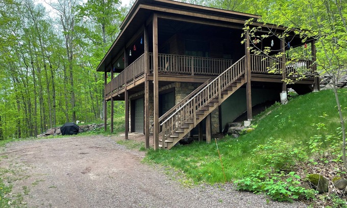 Upson House | Stunning 3 bed/2bath Cottage with lake frontage. Winter ski in/out Whitecap Mtn