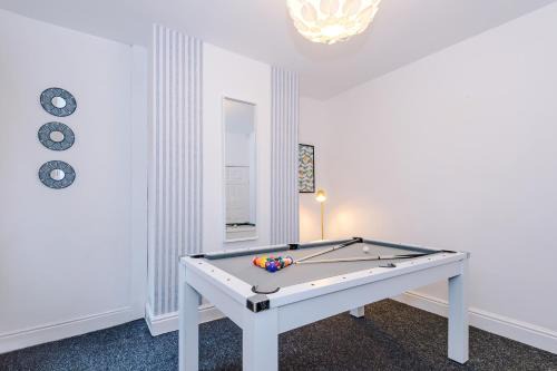Salford Apartment | Stunning 3Bedroom Home, Game Room, Free Parking, Fully Stocked, Sleeps 8