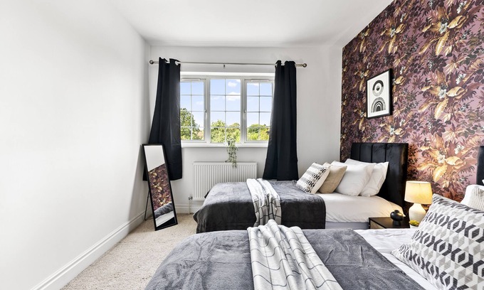 Cheltenham House | Stunning 4 Bed House - Sleeps 12