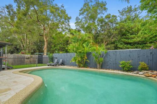 Tuggerawong House | Stunning 4-Bed with Garden and Swimming Pool