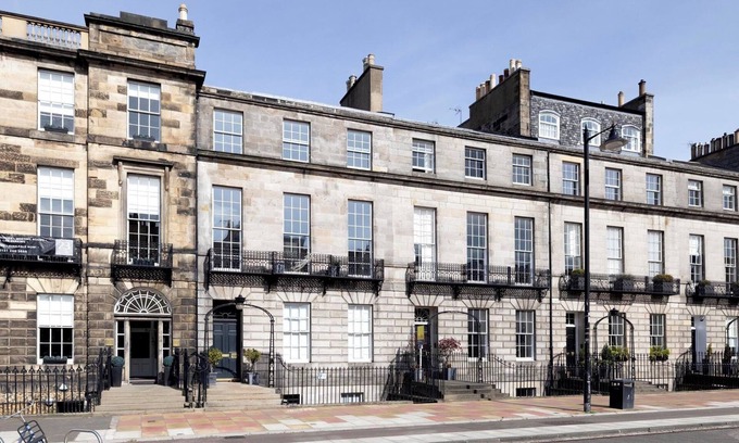 West End House | Stunning 4 bedroom Townhouse in central Edinburgh with garden & private parking