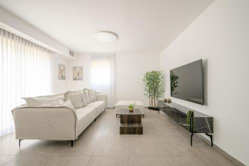 Kiryat Bialik Apartment | stunning 4-bedrooms on the 18th floor BY MadrigalRentals