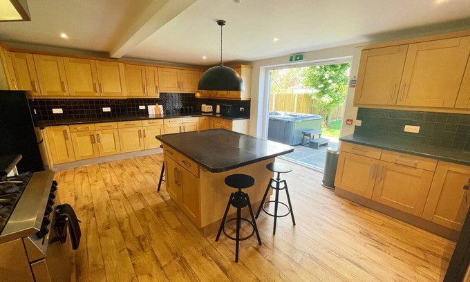 Gorleston-on-Sea House | Stunning 8-bed House With Sea & Beach Views