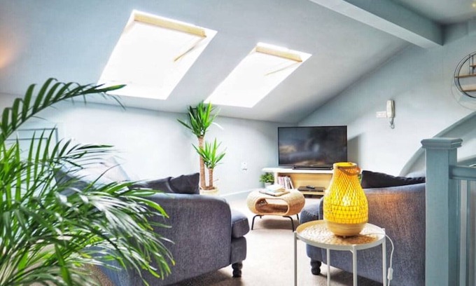 Barnoldswick Apartment | Stunning apartment + private garden. 5 mins walk to shops and bars.