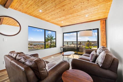 Bay Park Villa | Stunning Bay Views with Pickleball and Hot Tub