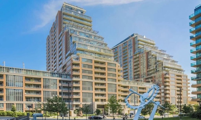 King West Village Condo | Stunning Chic Condo with Pool + Gym + Free Parking