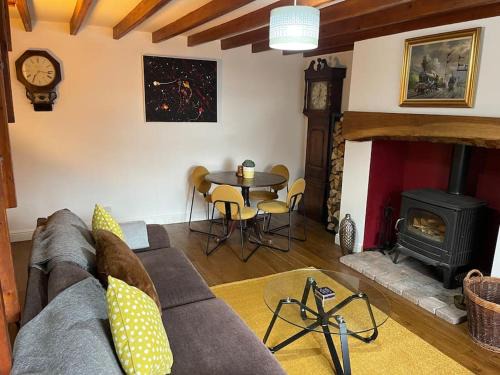 Frosterley House | Stunning Cottage with Log Burner