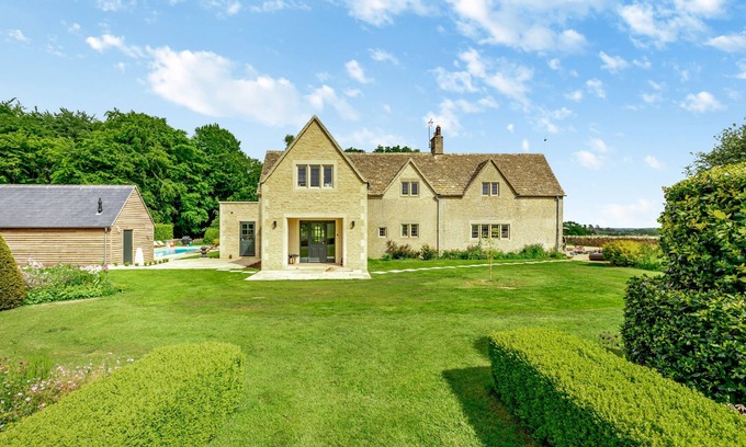 Brimpsfield Cottage | Stunning country house with a swimming pool in the Cotswolds - Keepers House