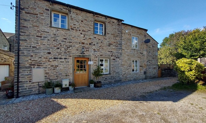 Gargrave Cottage | Stunning detached cottage, Gargrave centre, private garden & outdoor bath