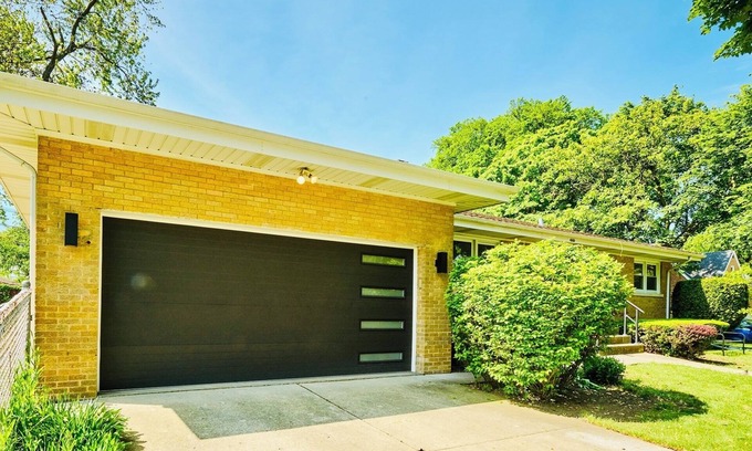 Skokie House | Stunning downtown Skokie mid-century modernnLuxury four bedroom ranch home