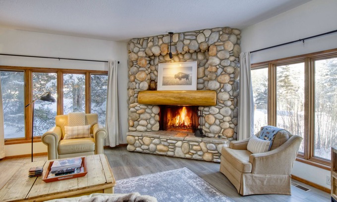 Elkhorn Village Condo | Stunning Elkhorn Condo with Sauna, Hot Tub, + More!