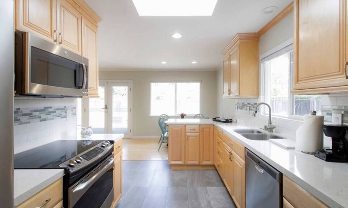 Moraga House | Stunning Executive Corporate House on Tree-Lined Street - Dogs, 30+ Stays