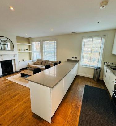 Turnham Green Apartment | Stunning Flat in Chiswick