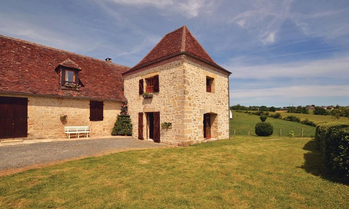 La Chapelle-Saint-Jean House | Stunning home in La-Chapelle-Saint-Jean