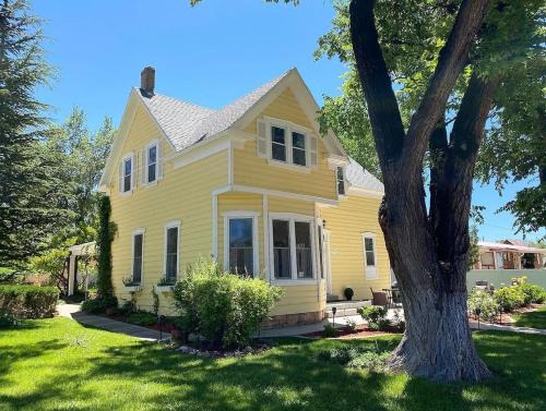 Kanab House | Stunning Historic Home Lots of Space In Town
