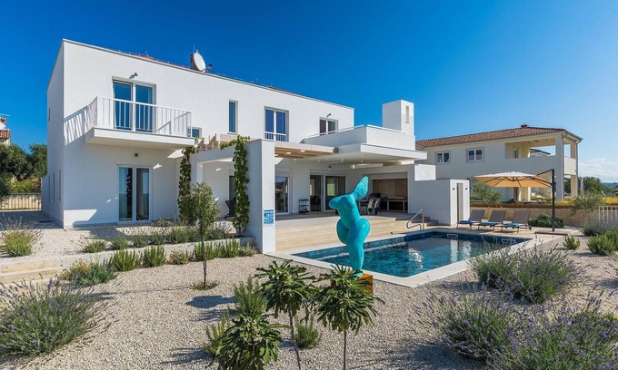 Sveti Lovrec House | Stunning home in Porec