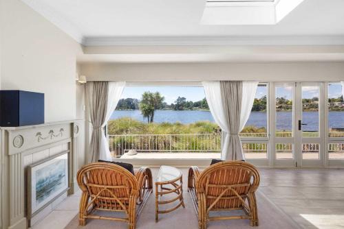 Hamilton Lake House | Stunning Lake Views & Hospital Location