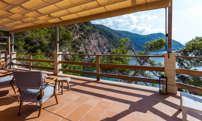 Banyalbufar House | Stunning location on the cliff, directly on the sea – Villa Banyalbufar