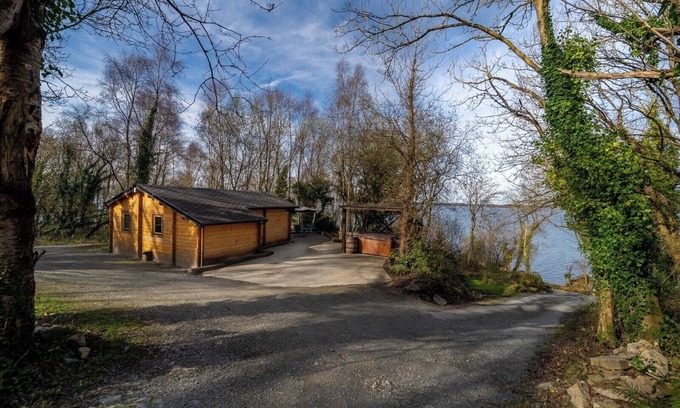 Garrykennedy Cabin | Stunning log cabin on the lake