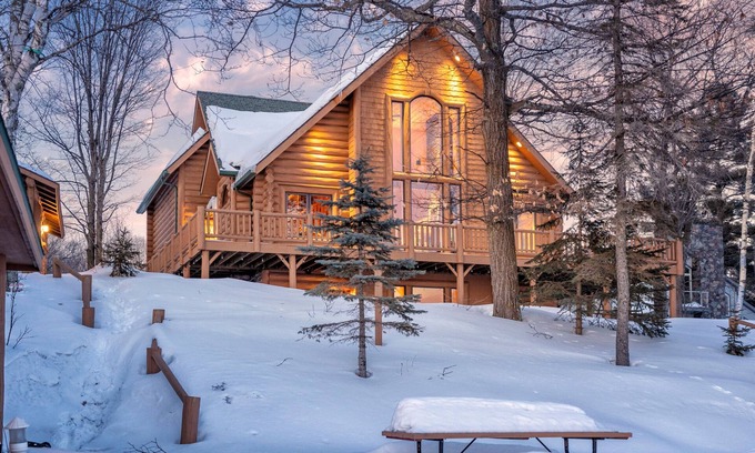 Duluth Cabin | Stunning log home on Pike Lake with many amenities. Perfect for larger groups