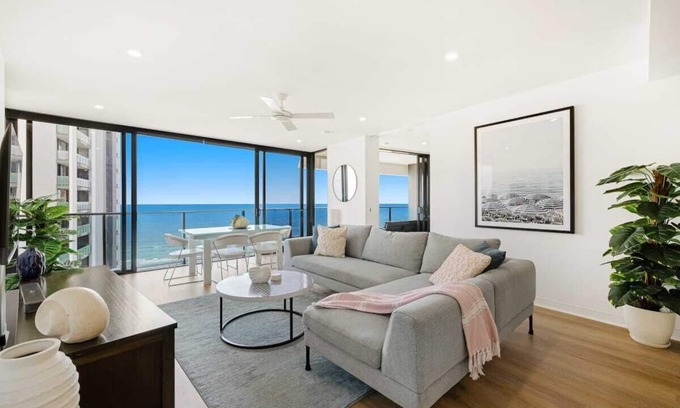 Broadbeach Apartment | Stunning Ocean Views 20th floor Oracle Tower 1