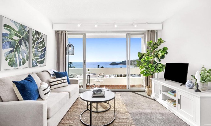 Manly Apartment | Stunning Ocean Views With Manly At Your Doorstep