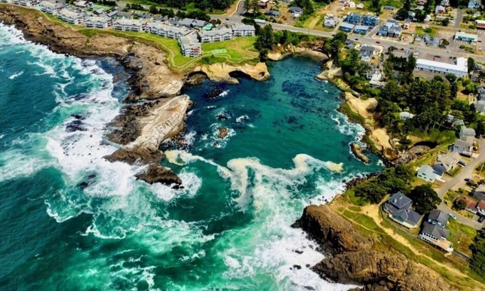 Depoe Bay House | Stunning Oceanview Townhouse | Walk to Seawall, Shops & Depoe Bay Dining