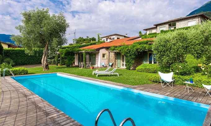 Griante Villa | Stunning private villa for 6 people with WIFI, private pool, terrace and pets allowed