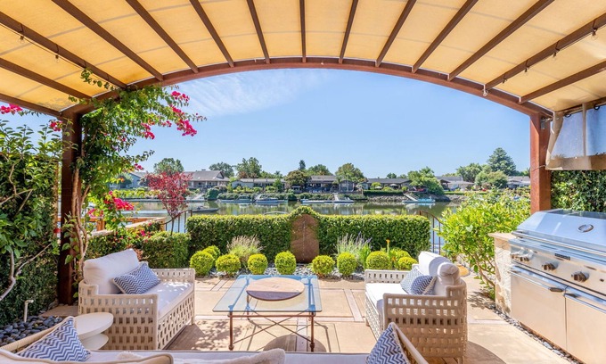 Napa House | Stunning Riverfront Property: Outdoor Oasis, BBQ, Chef's Kitchen