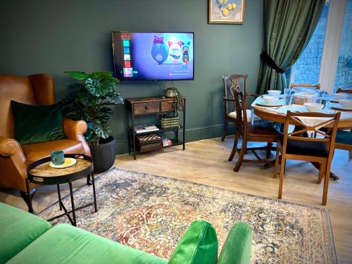 Queen's Park Apartment | Stunning Urban Retreat in the heart of London