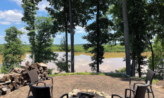 Southmont House | Stunning views from this lakeside cottage. Sleeps 8-11.