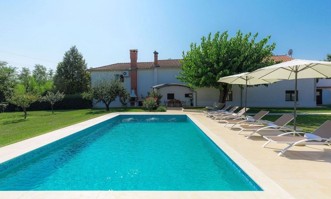 Muzini House | Stunning villa for 7 people with WIFI, private pool, A/C, terrace and pets allowed