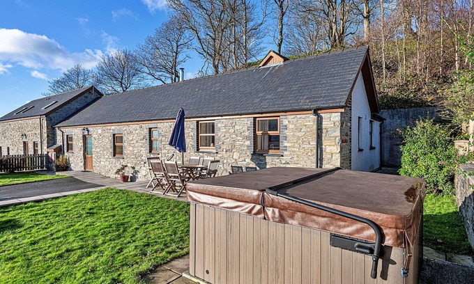 Glandyfi House | Stunning villa for 6 guests with WIFI, hot tub, TV and pets allowed