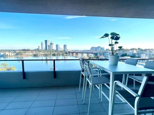 Meadowbank Apartment | Stunning waterfront 3 bedroom condo with Pool, BBQ