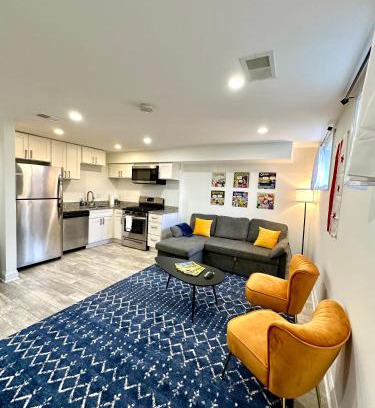Northeast Apartment | Stylish 1 Bed - 5 min walk to Metro, free parking!
