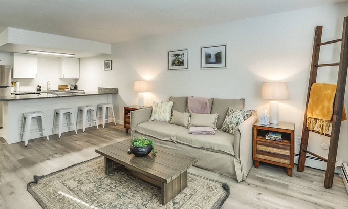Park East Apartment | Stylish 1BD with Mountain Views + Pool
