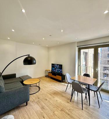 Newham Apartment | Stylish 1BR Apartment with Balcony & Views