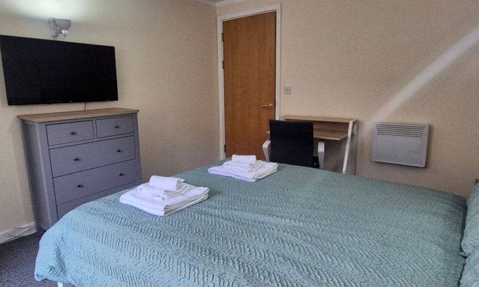 Hockley Apartment | Stylish 1BR Flat Next to Hockley