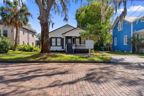 Lake Eola Heights House | Stylish 1br Orlando Suite Kitchen Wi-fi