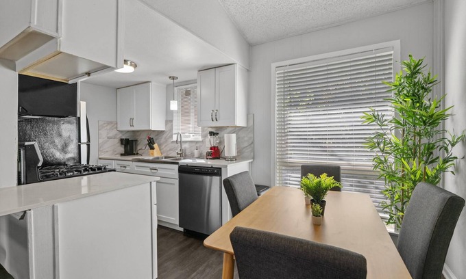 Zilker Apartment | Stylish 1BR Zilker Evonify