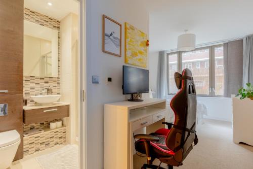Victoria Apartment | Stylish 2BD Hidden Gem by Victoria Park