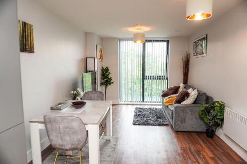 Sheffield Apartment | Stylish 2BR Kelham Island Retreat with Smart TV Fast WiFi Self Check-In