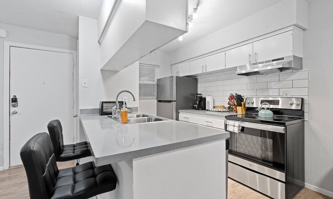 Highland Apartment | Stylish 2BR Near UT Highland Evonify