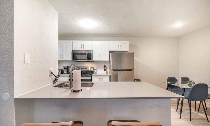 Hyde Park Apartment | Stylish 2BR Near UT Hyde Park Evonify